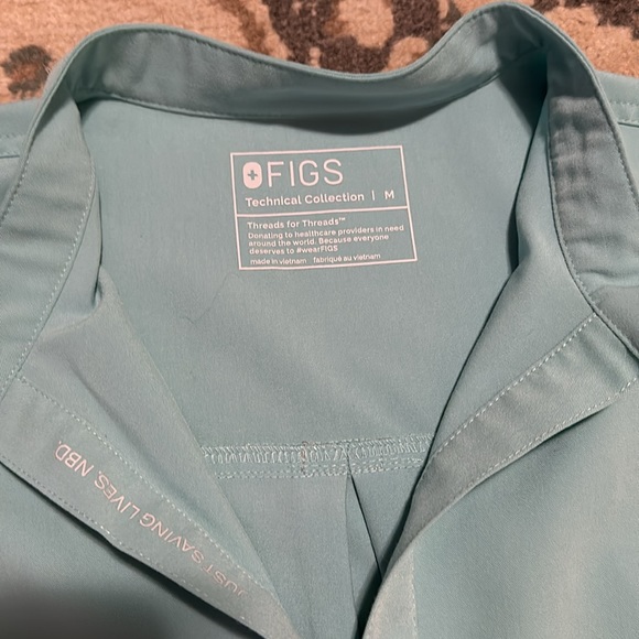 Figs mandarin style scrub top in aqua size medium - Picture 2 of 3